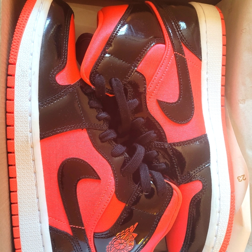 WMNS Air Jordan's 1 MID